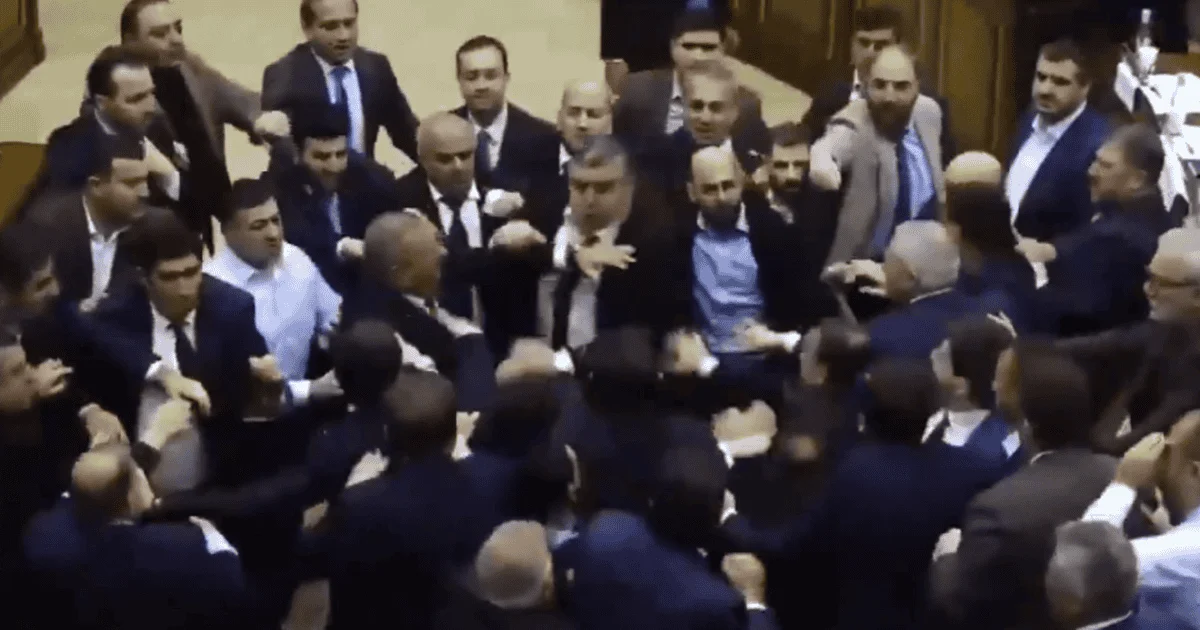 Golpes y una silla arrojada interrumpieron el Parlamento de Armenia