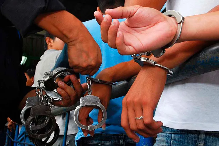 esposados-detenidos-1