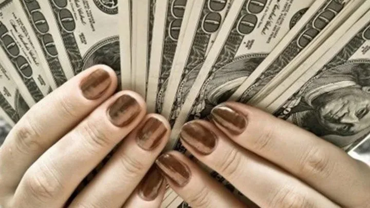 mujer-rica_x1x_crop1683668809361.jpg_1833193316