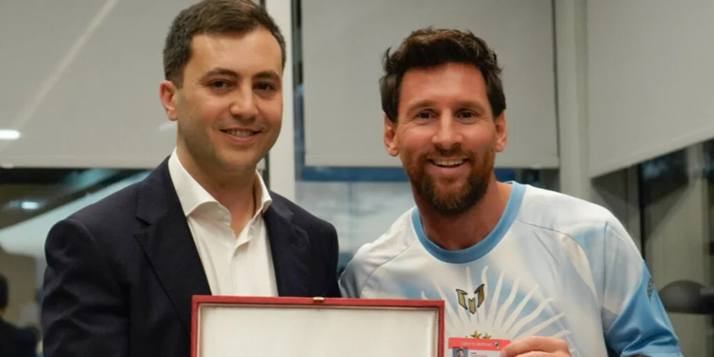River distinguió a Messi como socio honorario en su despedida