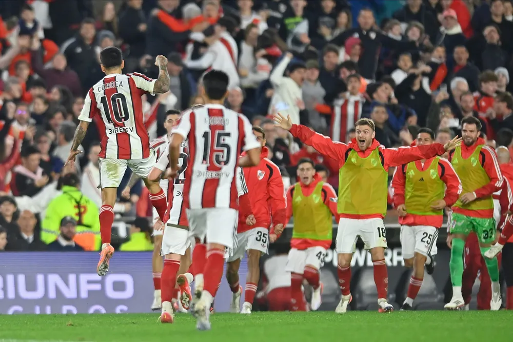la-lupa-sobre-el-penal-a-angel-correa-que-le-permitio-a-river-plate-cerrar-el-triunfo-ante-argentinos-scaled