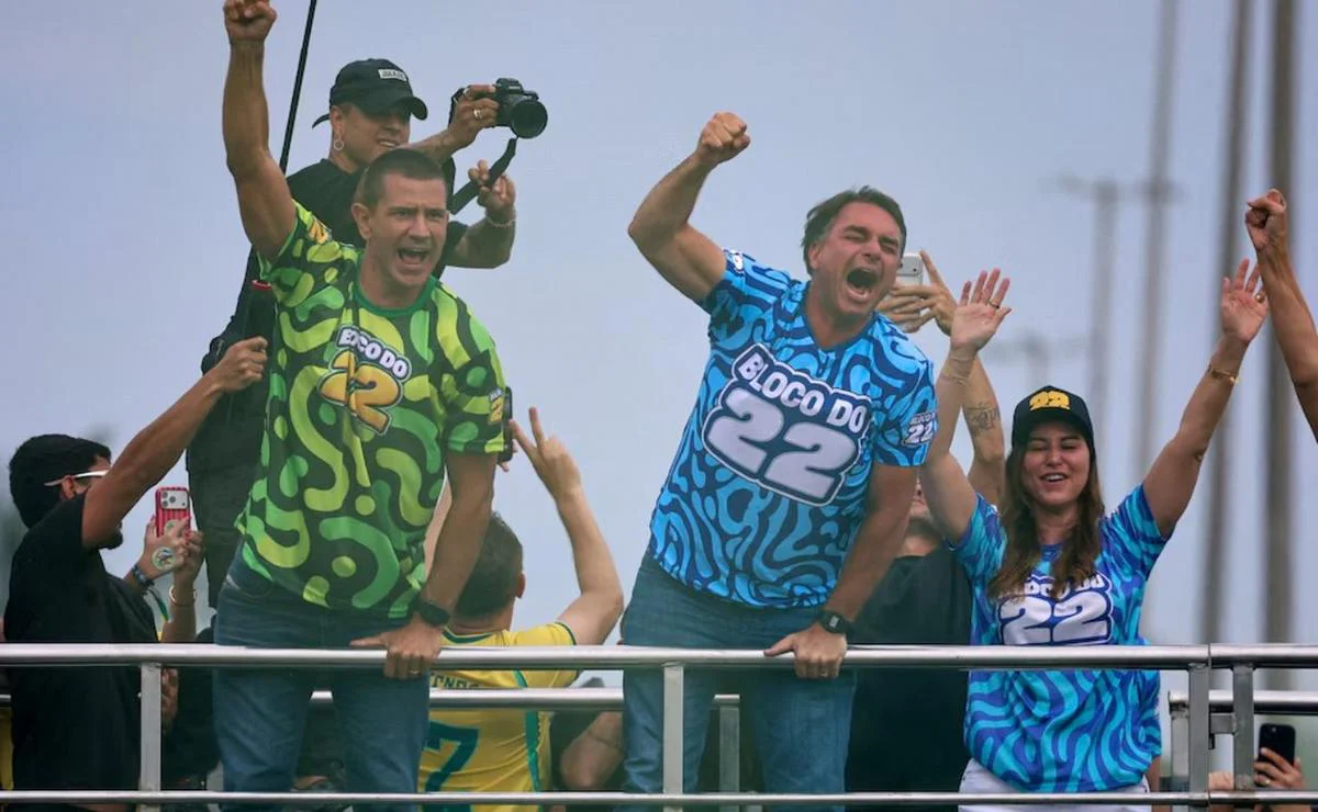 Flávio Bolsonaro cerró campaña con la promesa de liberar a su padre