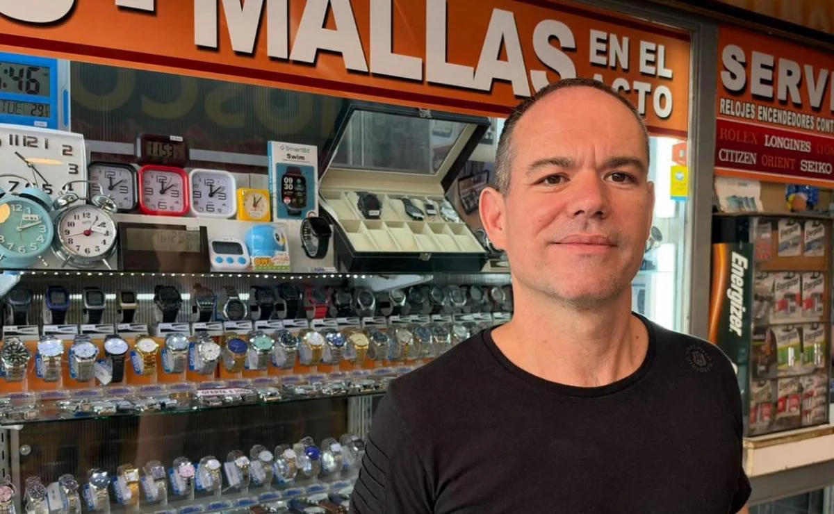 Luciano Carta restaura relojes heredados y sostiene una tradición familiar