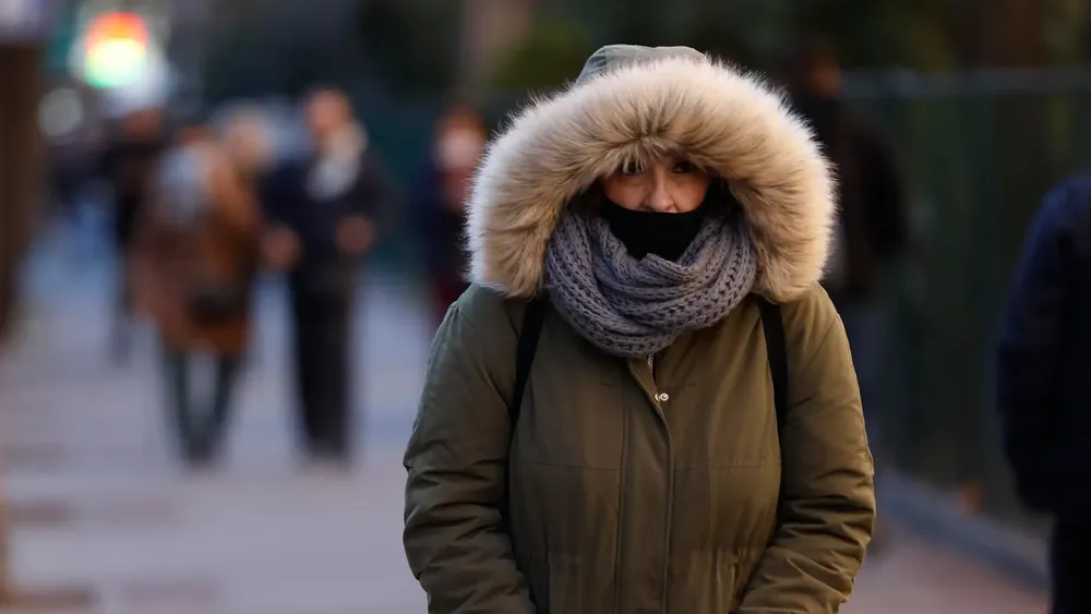 mujer-abrigada-frio_98