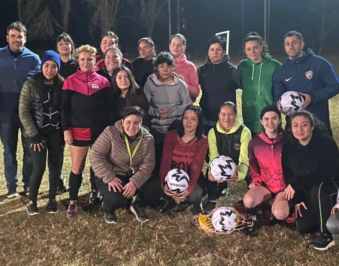 ️ GRAN NOTICIA- SANTA ISABEL TIENE FUTBOL FEMENINO!   Hace ya algunas semanas, un grupo de mujeres de nuestro pueblo decidieron ponerse a entrenar y empezar a hacer realidad su sueño de jugar a la pelota.Esta gran