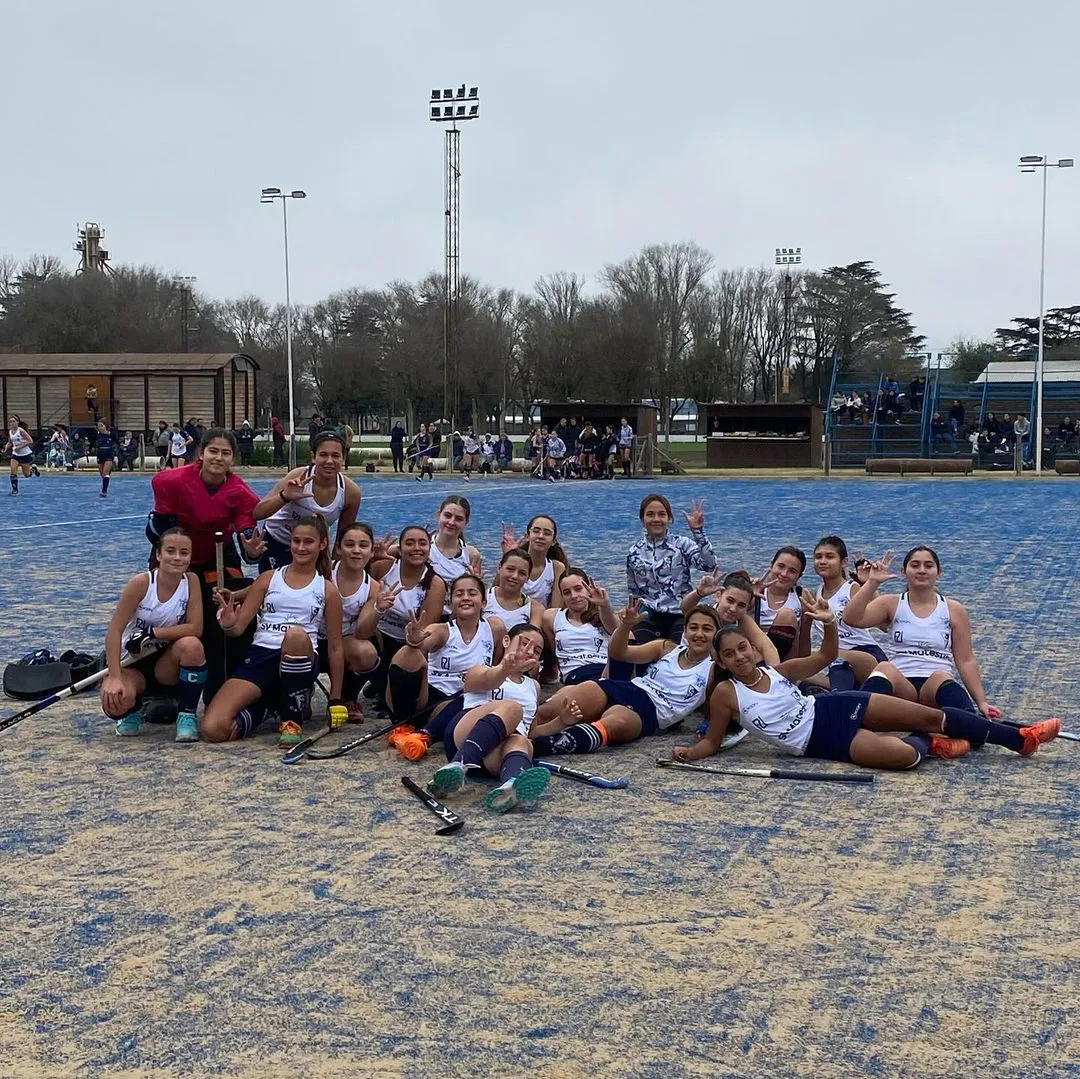 RESULTADOS FECHA 9 DAMAS - VIERNES 21 DE JUNIOHoy las chicas recibieron a @laspatashockeymelo para disputar la 9na fecha del torneo, la última fecha de la ida   Sportsman   Social MeloRESULTADOS+ Sub 14 4-1 (@agos.