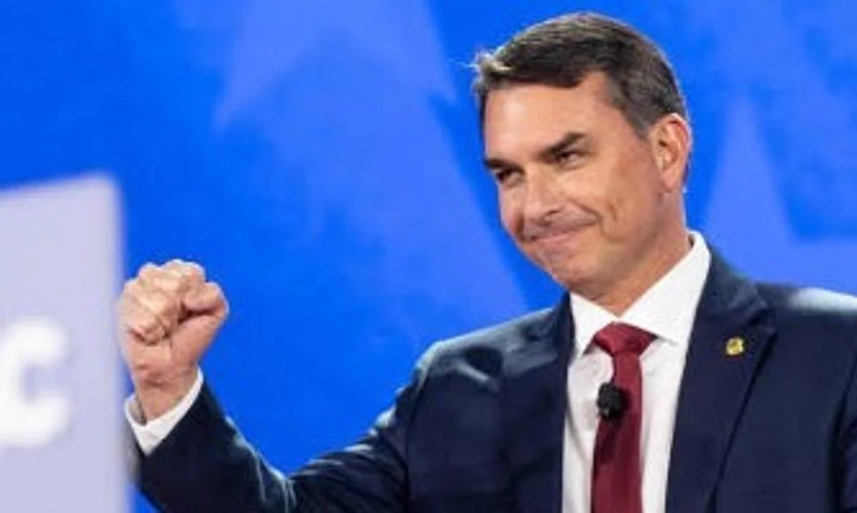 Flávio Bolsonaro anunció que pedirá anular el balotaje en Brasil