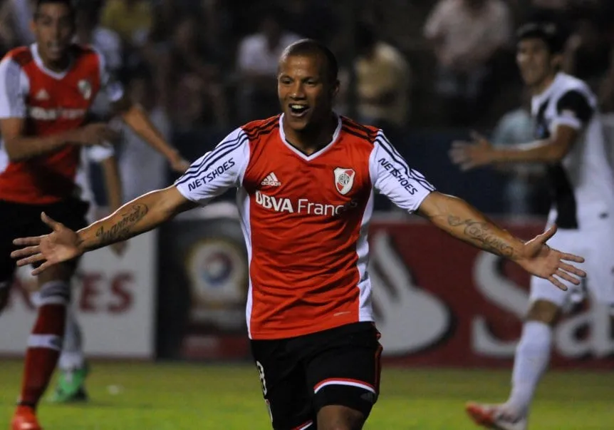 carlos-sanchez-river-vs-libertad-sudamericana-2014_w862