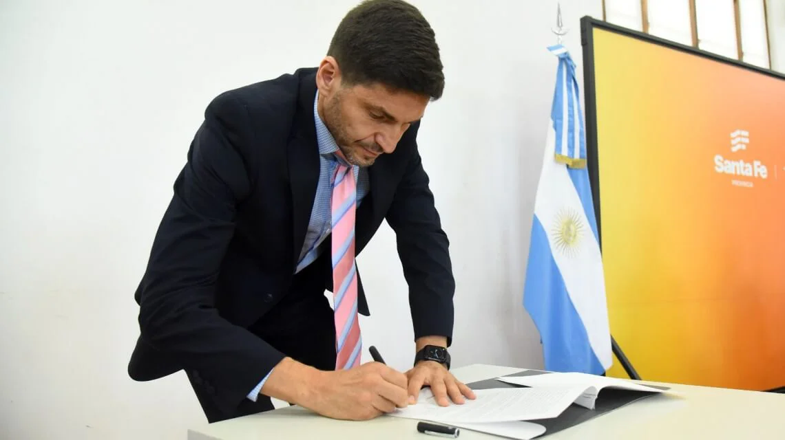 Pullaro-Firmando-Deuda