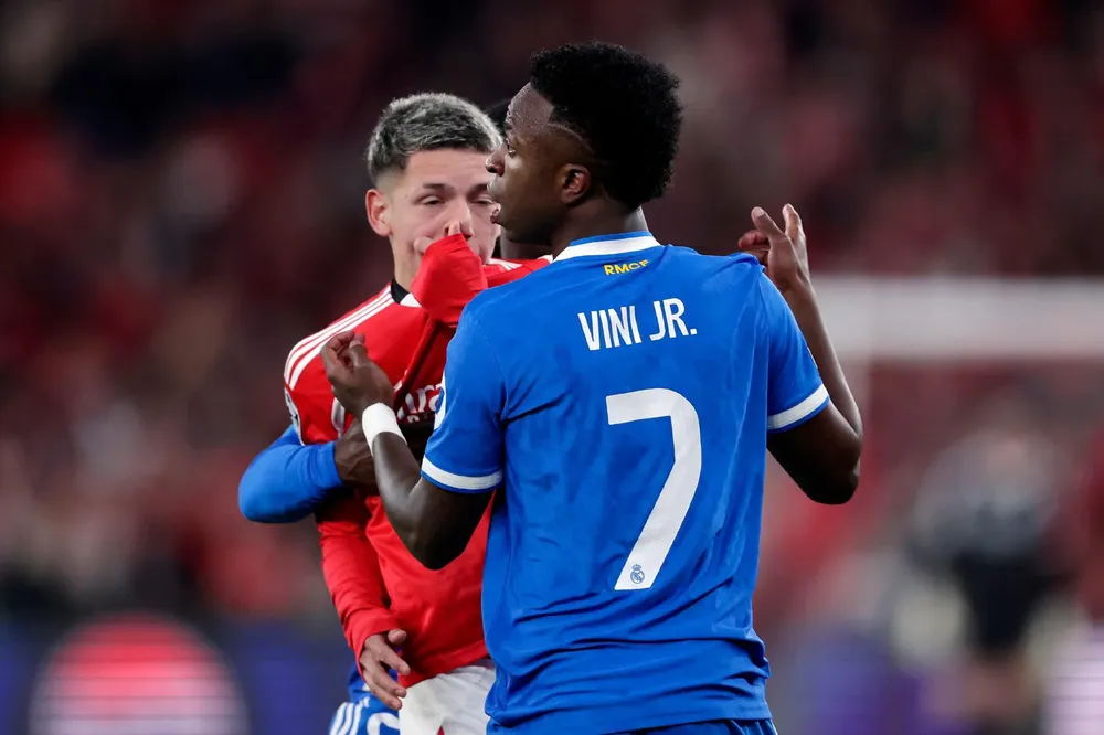 vini-junior-do-real-madrid-e-gianluca-prestianni-do-benfica-em-partida-pela-liga-dos-campeoes-1771364517812_v2_1920x1279