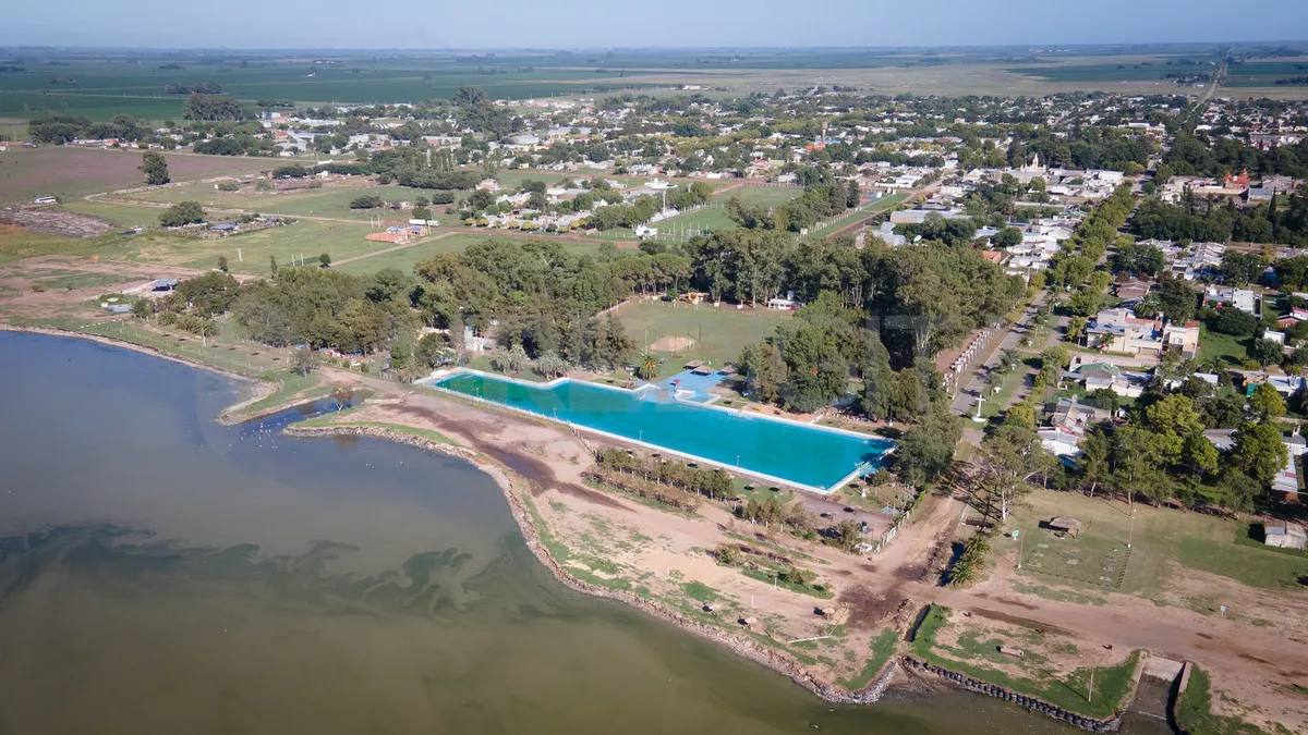 costeando-la-laguna-el-chanar-se-encuentra-la-pileta-mas-grande-sudamerica-construida-hace-68-anos-la-temporada-se-habilita-todos-los-diciembres-el-camping-del-eden-el-predio-cuatro-hectareas-y-media-es-e