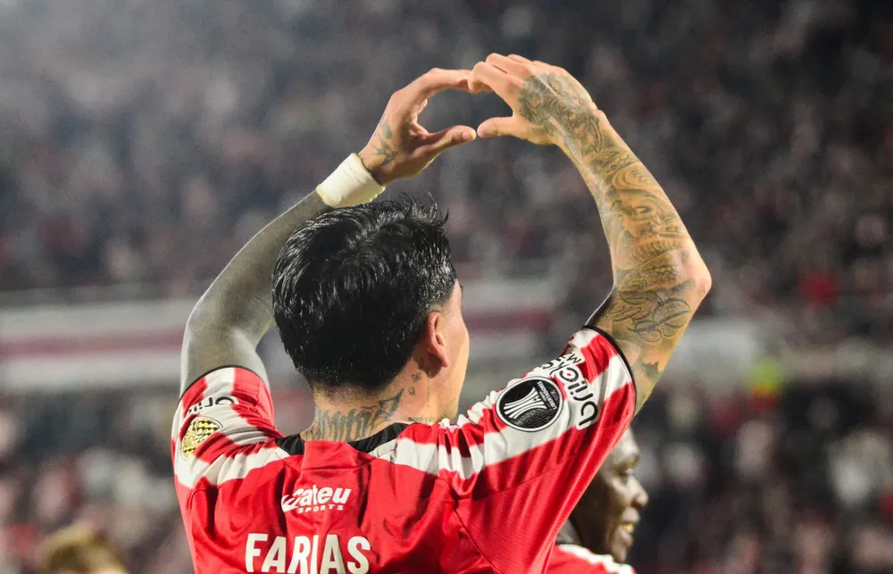 facundo-farias-festejo-corazon-estudiantes-la-plata-gol-copa-libertadores