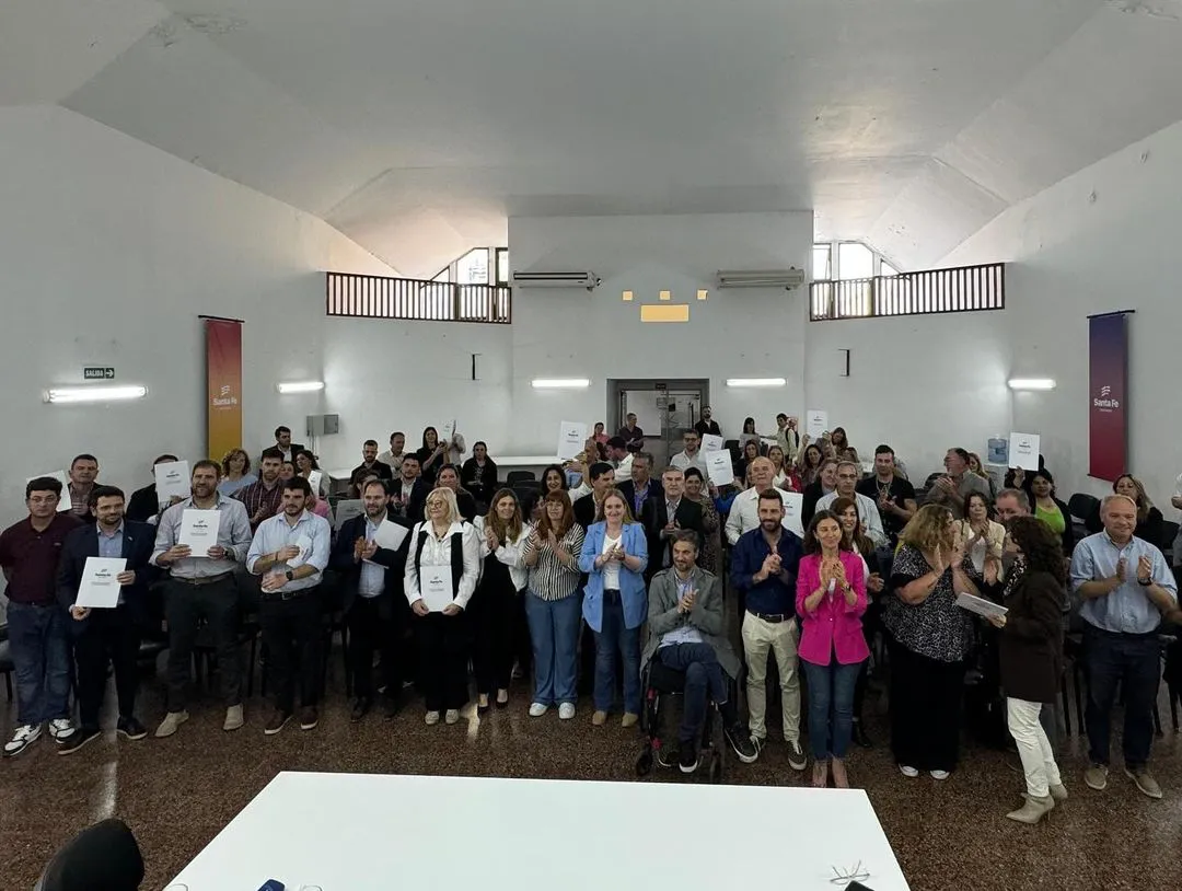 NUEVA OPORTUNIDAD, CONSTRUYENDO COMUNIDAD En #SantaFe, acompañamos a los equipos de los gobiernos de #VenadoTuerto y #VillaCañás en la firma de convenios del programa #NuevaOportunidad, con el cual también (2)
