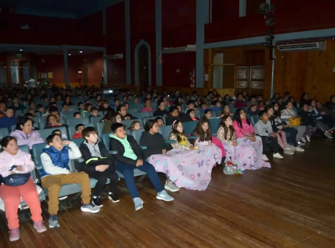 Ciento de niños y niñas de nuestra ciudad disfrutaron ayer de la película Kung Fu Panda 4, que se proyectó ayer en el Centro Cultural Municipal.⠀La jornada de cine se desarrolló en el marco de las actividades prog