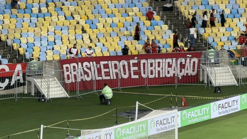 Flamengo ganó y recuperó la punta entre reclamos de sus hinchas