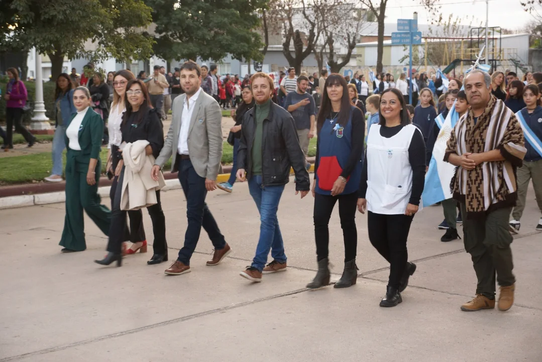 UN PUEBLO UNIDO QUE HONRA LA PATRIA Santa isabel vivió un inolvidable festejo patrio, en el cual el pueblo fue protagonista, donde el desfile por nuestras calles colmado de banderas de las diferentes institucione