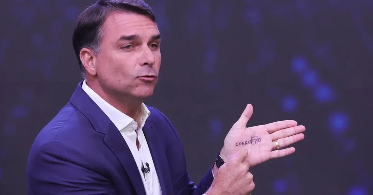Flávio Bolsonaro denunció que le prohibieron salir de Brasil