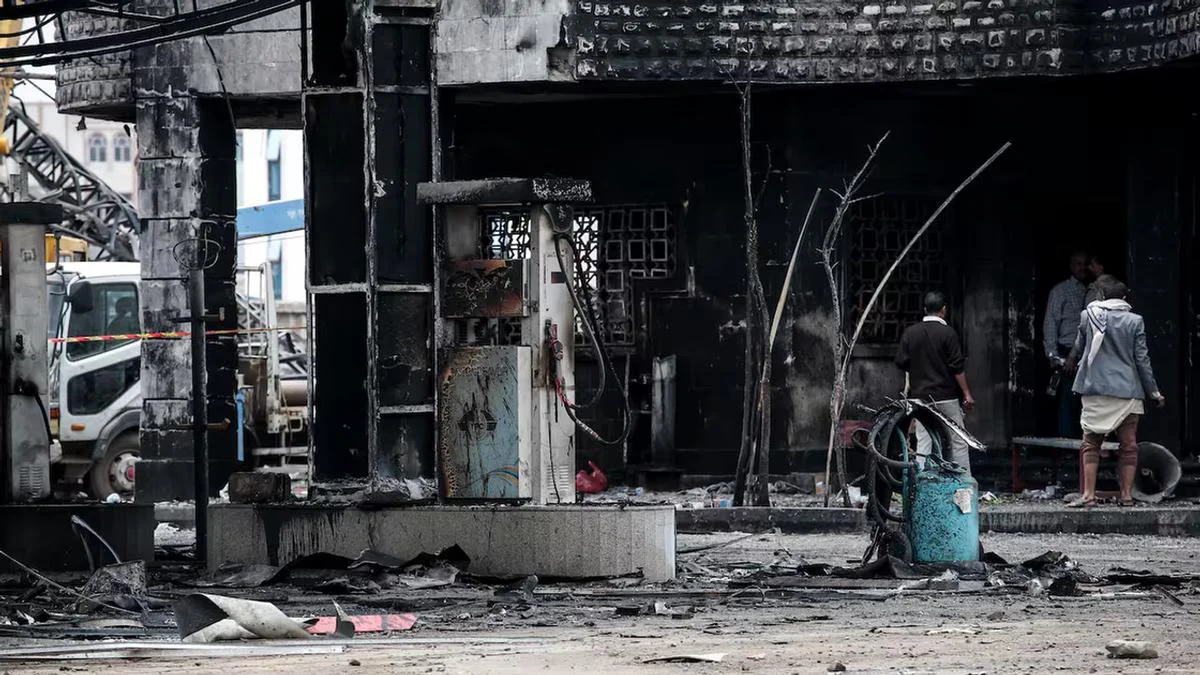 La coalición saudita bombardeó un depósito de combustible en Saná