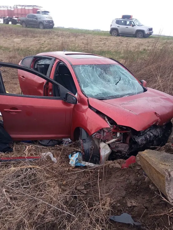 Tres camioneros auxiliaron a un automovilista accidentado cerca de Teodelina
