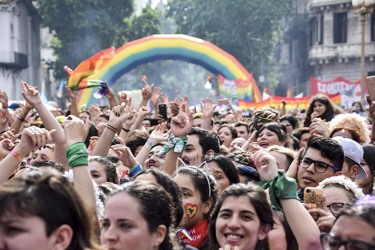 1280px-27_marcha_del_orgullo_lgbtiq_30990615747