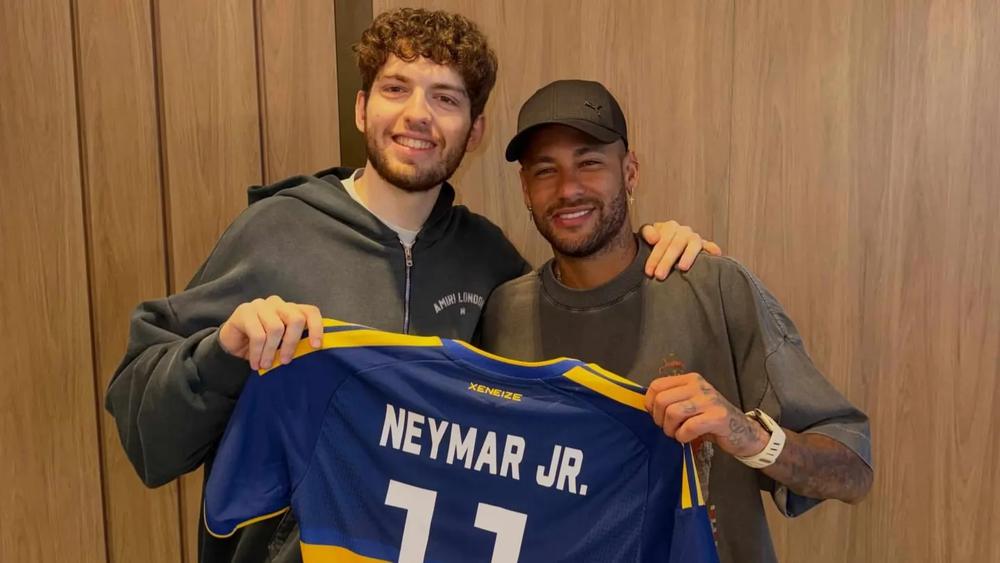 Davo Xeneize conoció a Neymar y le regaló una camiseta de Boca