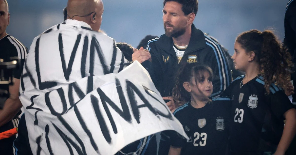 Un veterano de Malvinas interpretó el himno en la despedida de Messi
