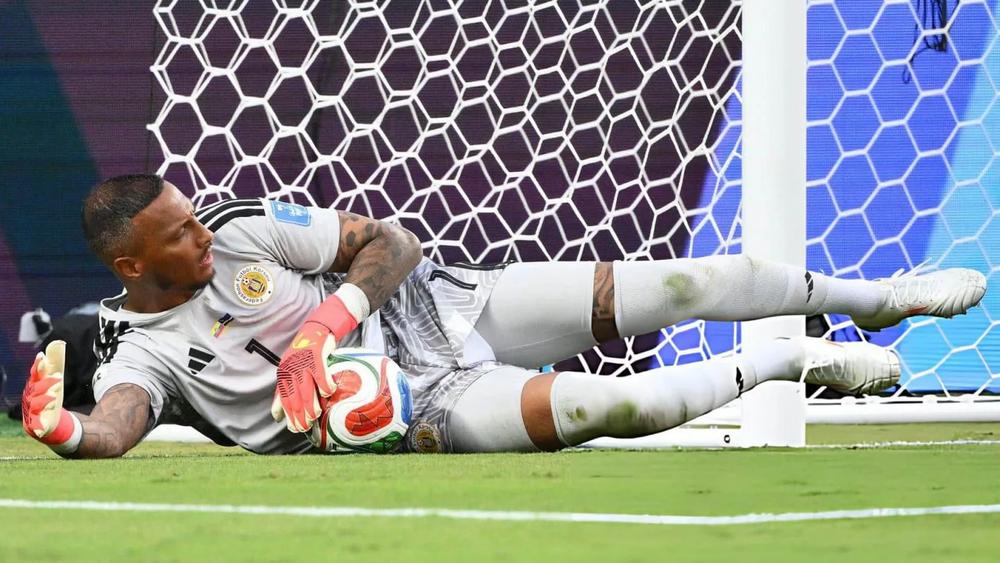 Eloy Room recibió un récord Guinness por sus atajadas ante Ecuador