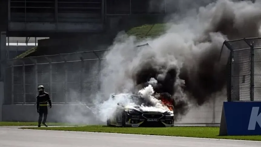 el-grave-accidente-del-hermano-de-lewis-hamilton-su-auto-termino-en-llamas_862x485