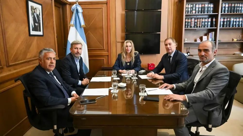 karina-milei-encabezo-una-reunion-en-casa-rosada-con-los-gobernadores-de-entre-rios-rogelio-frigerio-y-de-mendoza-alfredo-cornejo-junto-a-lule-menem-y-diego-santilli-foto-presidencia-QX7TKS56H5BGPBTJYO4CVASWZU