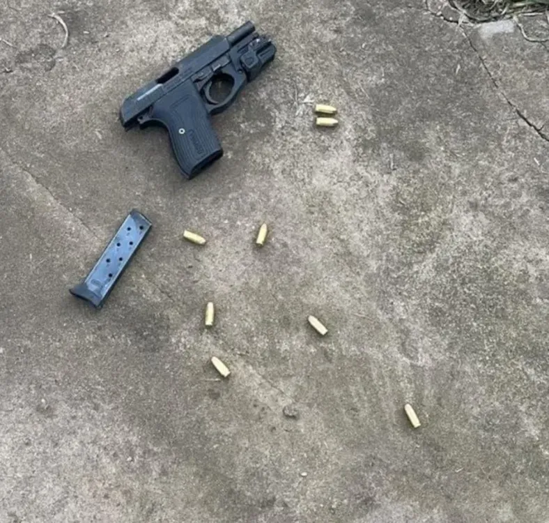la-policia-secuestro-el-arma-con-la-que-uno-de-los-involucrados-en-el-accidente-se-habria-quitado-la-vida-foto-policia-bonaerense-HLRP6ICI4ZGTFLHWITVCKO5U5Q