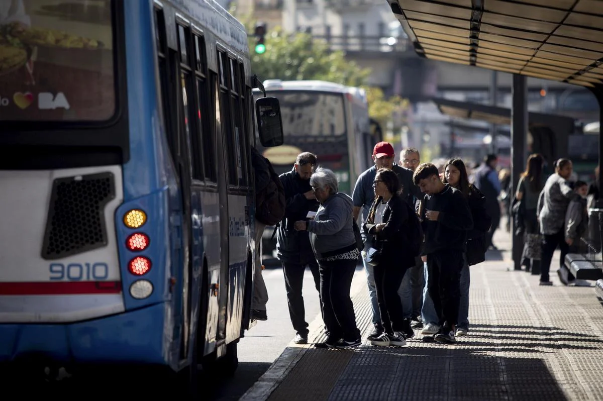 Evalúan reforzar subsidios para 104 líneas de colectivos del AMBA