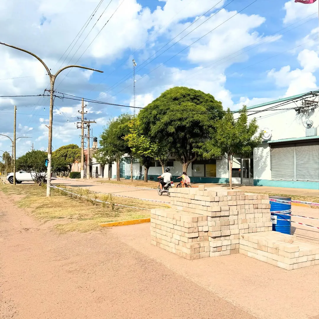 Vení que te contamos lo que estamos haciendo! En #SanctiSpíritu estamos ejecutando obras de infraestructura que priorizó la gestión comunal y su presidente. Remodelación en la Avenida #SanMartín. Un gran (2)