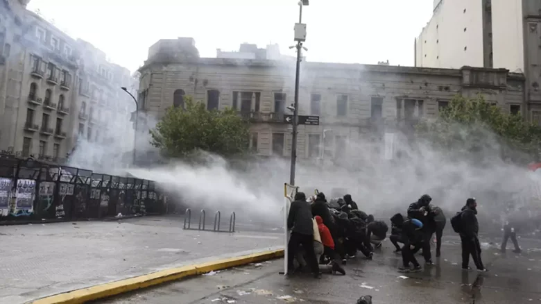 Denuncian disparos contra al menos siete periodistas frente al Congreso