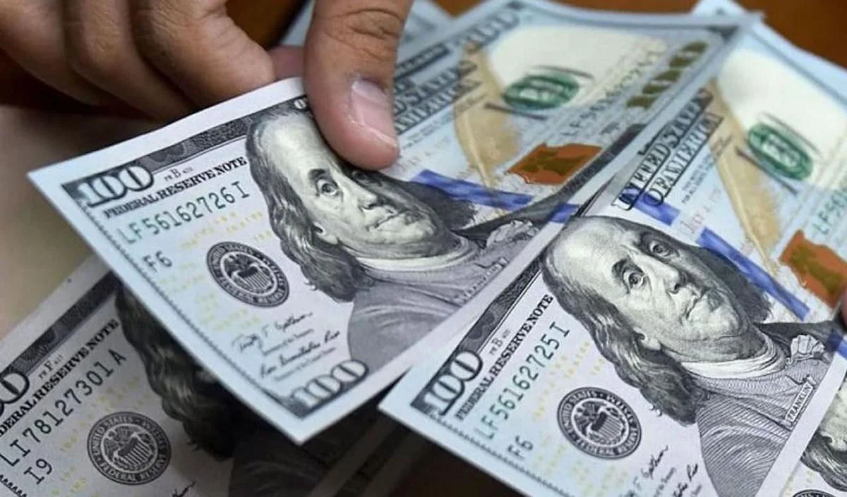 El dólar blue cotiza a $1.550 y supera por $10 al oficial