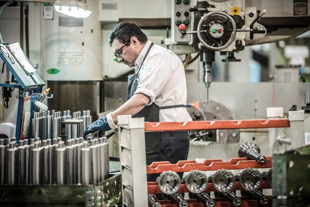 La industria retrocedió en agosto y acumula una caída del 3%