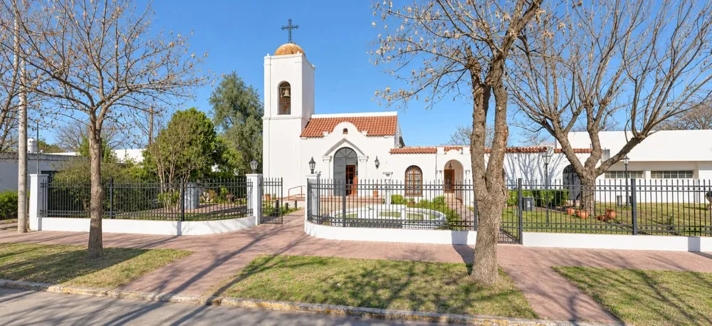 Iglesia-blanca-entre-arboles-invernales-scaled