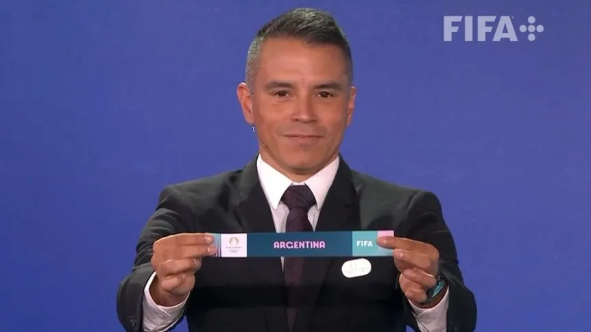 javier-saviola-saca-las-bolillas-en-el-sorteo-de-futbol-masculino-para-los-juegos-olimpicos-de-paris-2024_862x485