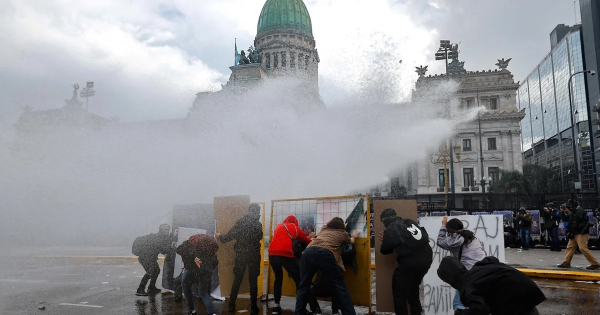 Incidentes y gases frente al Congreso durante la marcha universitaria