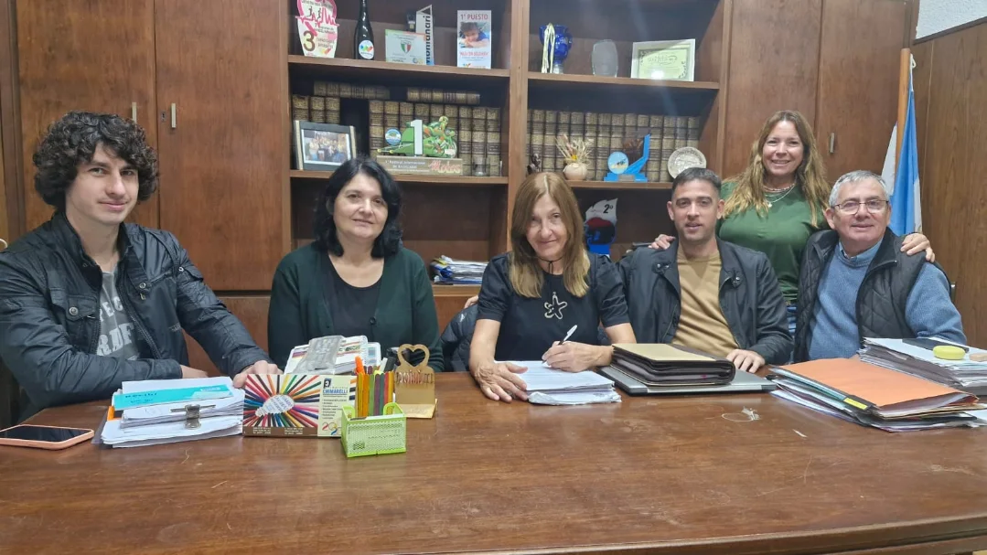 BANQUINAS EN NUESTRO ACCESO Se firmó Convenio entre la Comuna de Wheelwright, representada por la Presidente Comunal, Graciela Valentini, y la Secretaria de Gobierno, Julia Bertone, y la Dirección Provincia