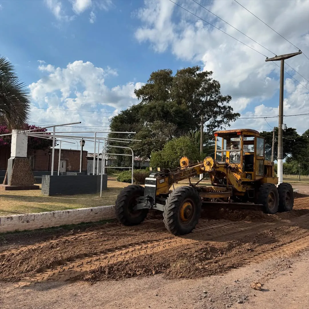Vení que te contamos lo que estamos haciendo! En #SanctiSpíritu estamos ejecutando obras de infraestructura que priorizó la gestión comunal y su presidente. Remodelación en la Avenida #SanMartín. Un gran (1)