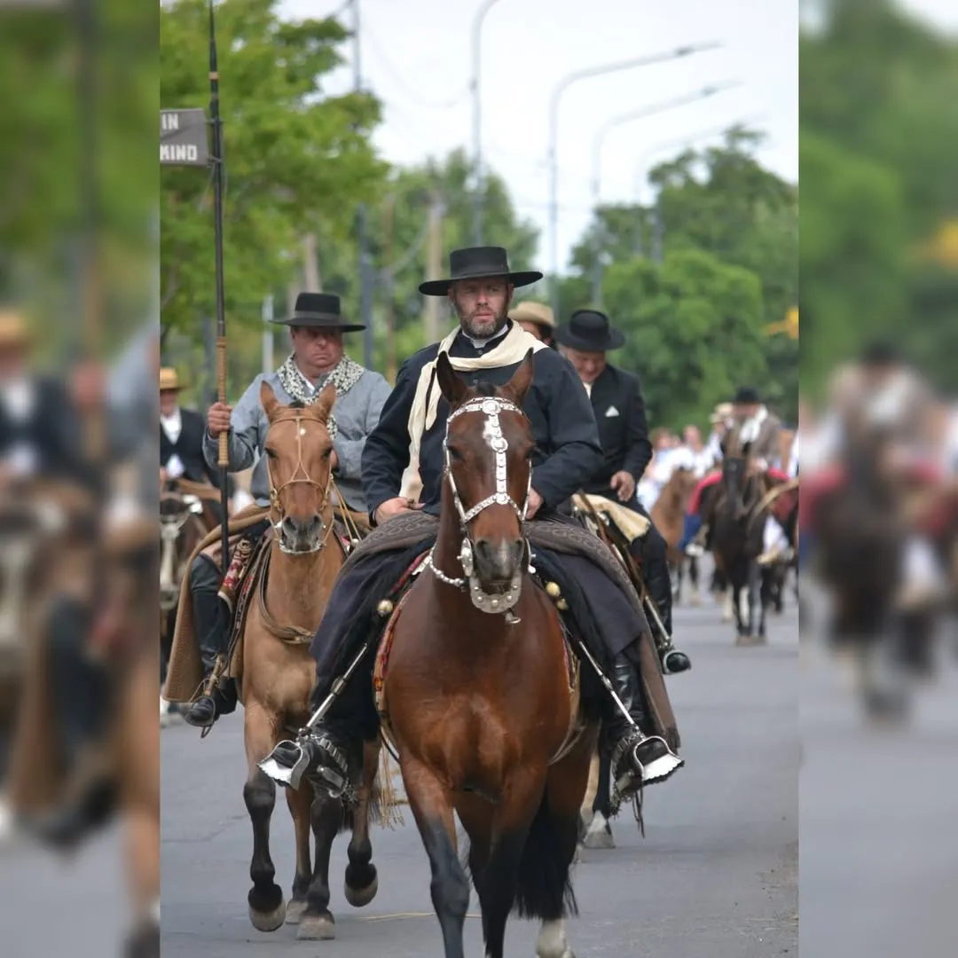 Desfile de jinetes a caballo; carruajes y tropillas por el Día de la Tradición organizado por el Fortín Pergamino.Fotos- Pablo Perrotta