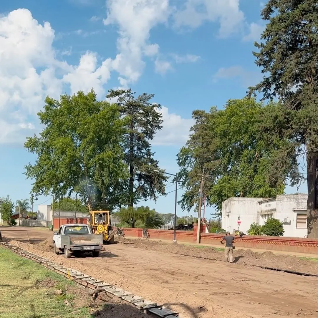 Vení que te contamos lo que estamos haciendo! En #SanctiSpíritu estamos ejecutando obras de infraestructura que priorizó la gestión comunal y su presidente. Remodelación en la Avenida #SanMartín. Un gran (4)