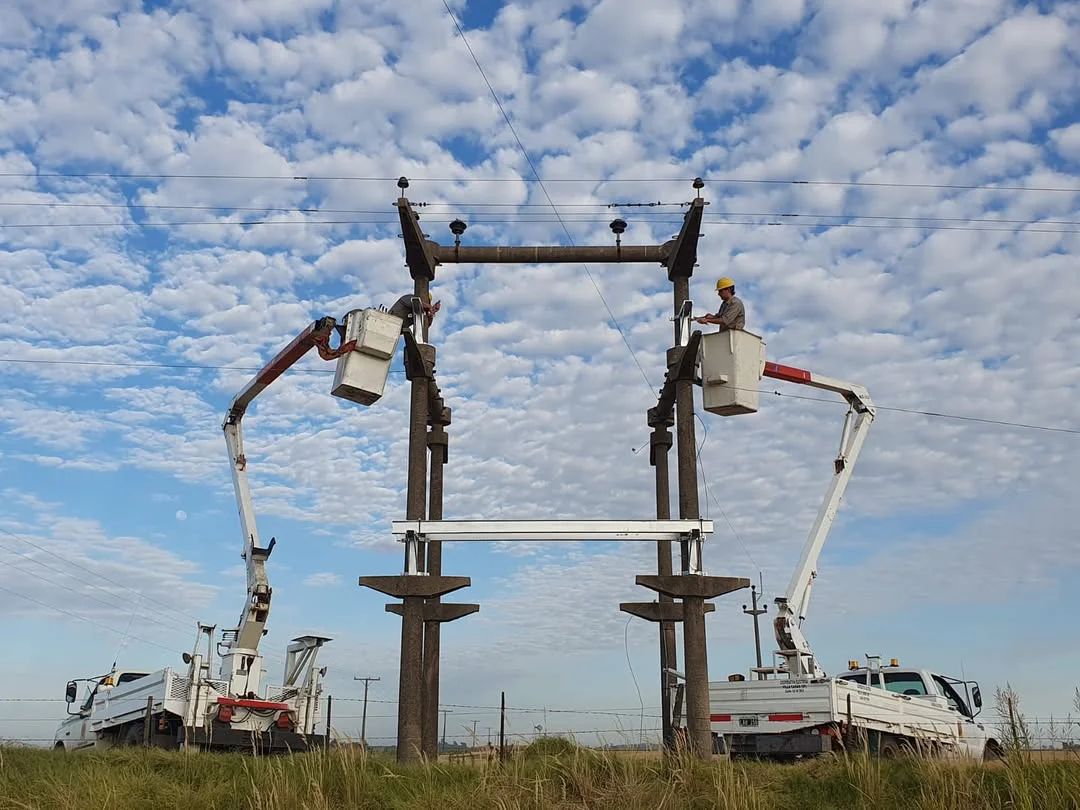 👉Armado de una nueva subestación transformadora de loteo, ubicado en Zona Rural.