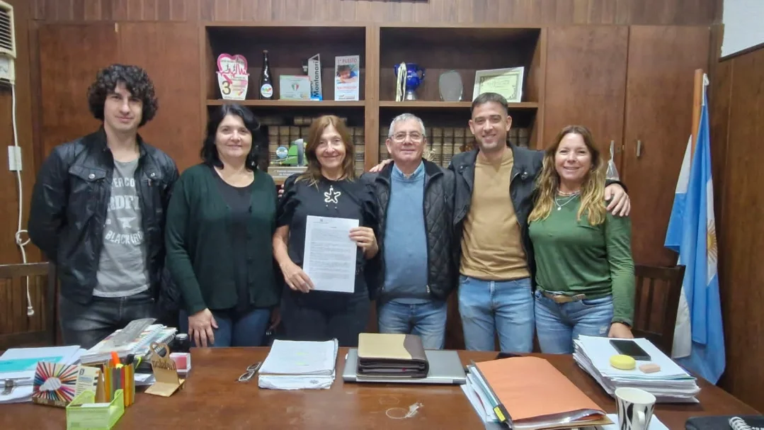 BANQUINAS EN NUESTRO ACCESO Se firmó Convenio entre la Comuna de Wheelwright, representada por la Presidente Comunal, Graciela Valentini, y la Secretaria de Gobierno, Julia Bertone, y la Dirección Provi (1)