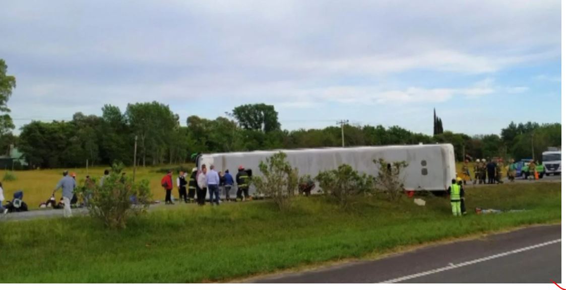 Volcó un micro con estudiantes en la ruta 2: dos nenas muertas