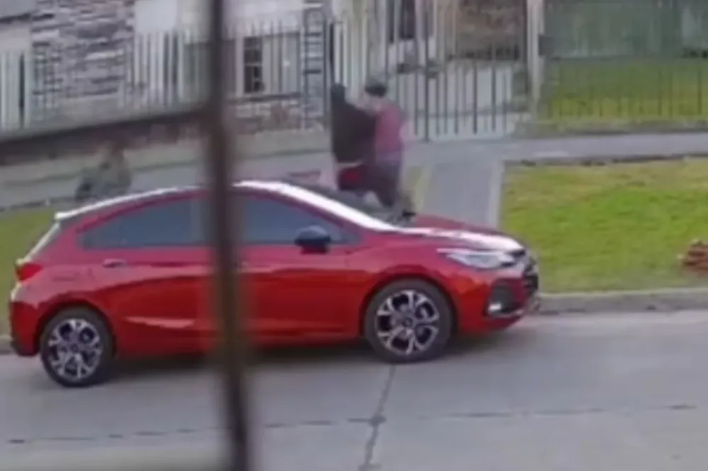 la-victima-fue-abordada-por-los-delincuentes-cuando-estaba-por-entrar-a-su-casa-foto-captura-de-video-2JVUYU6NR5GABNLZI3QXGD74QE