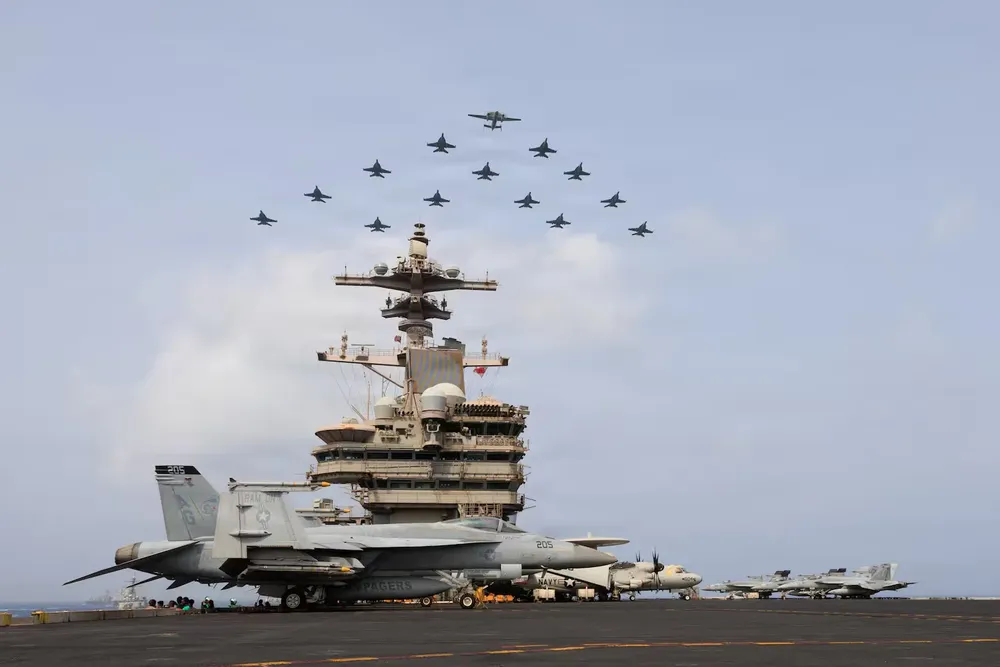 aviones-y-buques-de-guerra-de-la-armada-de-los-estados-unidos-navegan-por-el-mar-arabigo-foto-us-navy-XMOQHCBXMVBINCL2AHKIHHSHNE