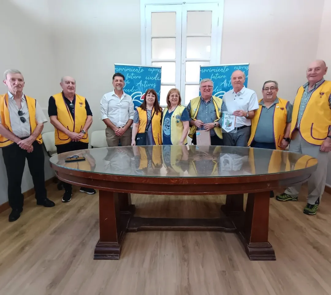 Un honor recibir al Gobernador del Distrito O2 del Club de Leones, Alfredo López Torres.Dialoga (1)