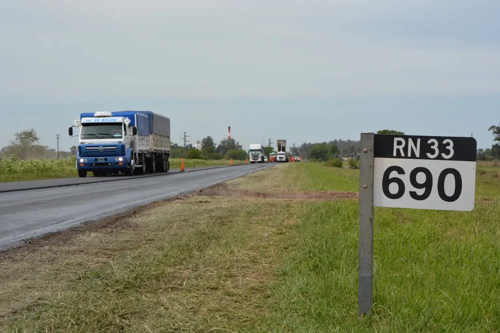 RN-33-Repavimentacion-en-Firmat-ejecutada-similar-a-las-obras-por-retomar-4-11-20-2