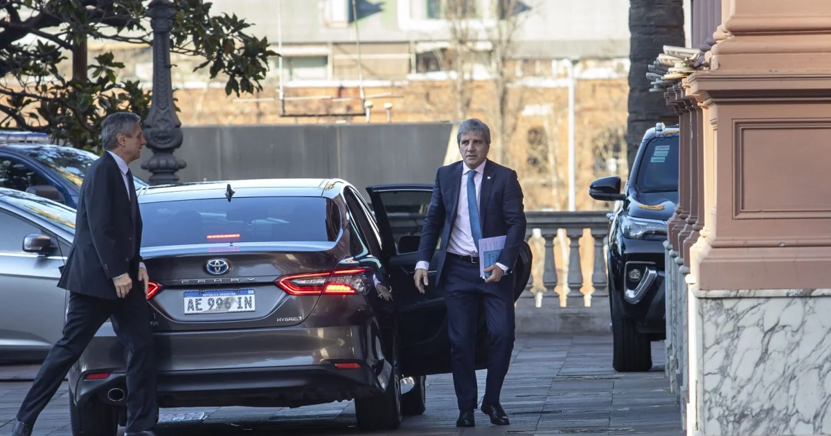 El riesgo país superó los 700 puntos y cayeron los bonos